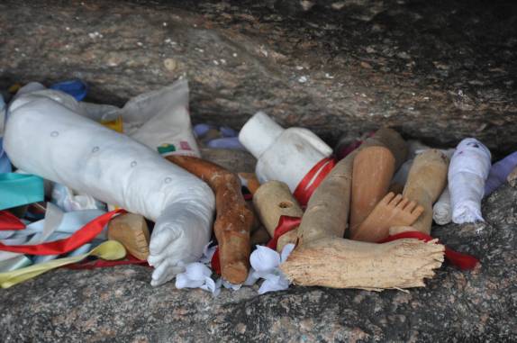 Oferendas à Nossa Senhora em santuário no Parque Estadual da Pedra da Boca, na Paraíba, fronteira com Passa e Fica - RN